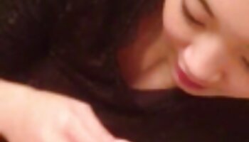 Menina asiática safada dedilha a buceta dela na banheira ver filme de sexo gratis