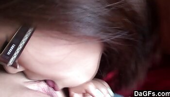 Linda loira vídeo de filme pornô gratuito chupando e gozando engolindo